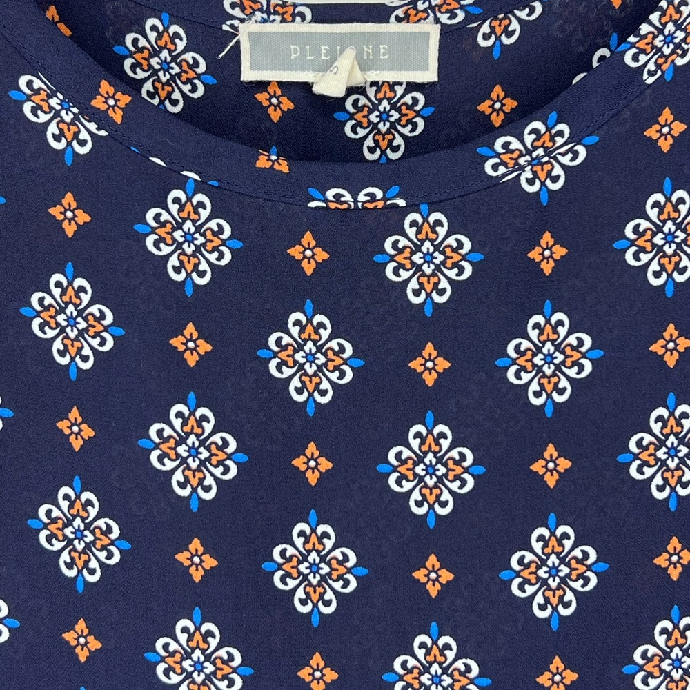 Pleione Women’s Navy Blue and Orange print short cap sleeve top - size Small